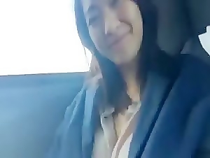 Stolen phone shows korean babe gets naughty in car