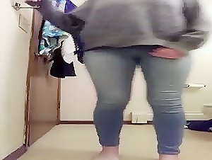 She cant hold it she pee in her pants