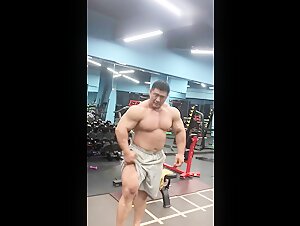 beefymuscle.com - Beefy bodybuilder in the gym