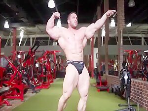 beefymuscle.com - Massive bodybuilder showing off!